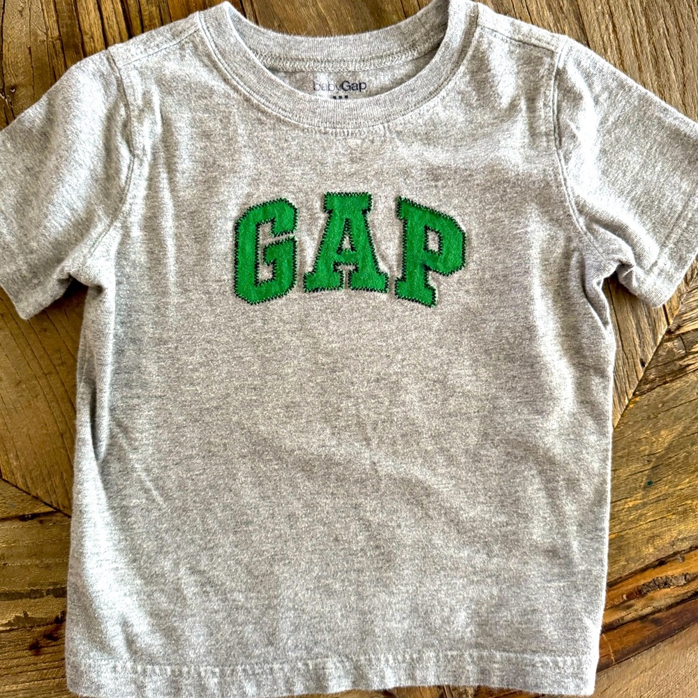 GAP Gray and Green Logo Short Sleeve Tee